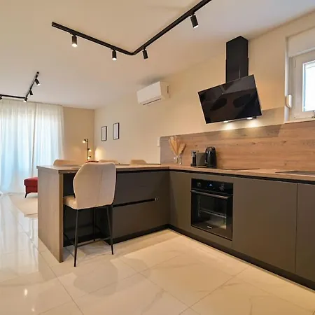 Apartment Noir Design Trogir